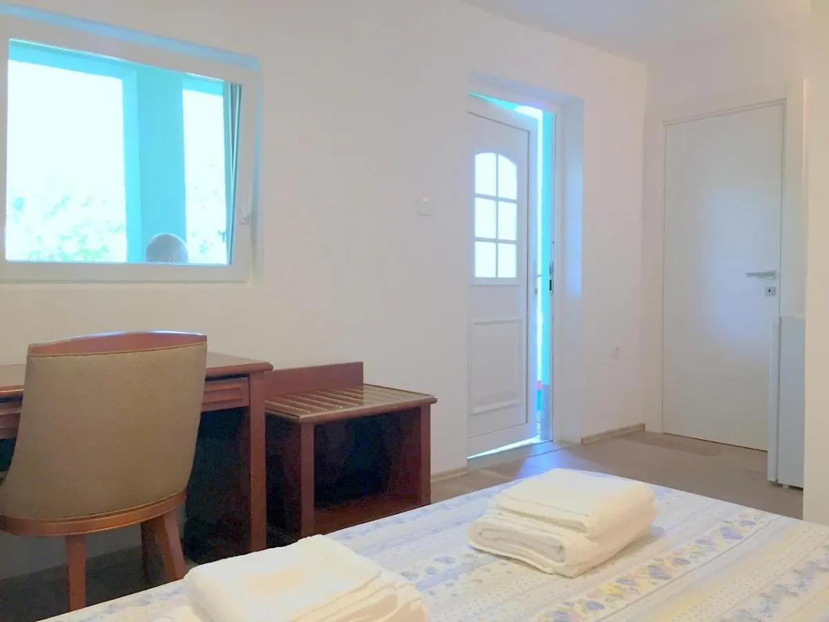 Double Room With Bathroom, Wifi, Airco, Parking, Washing Machine, Grill Medulin Homestay