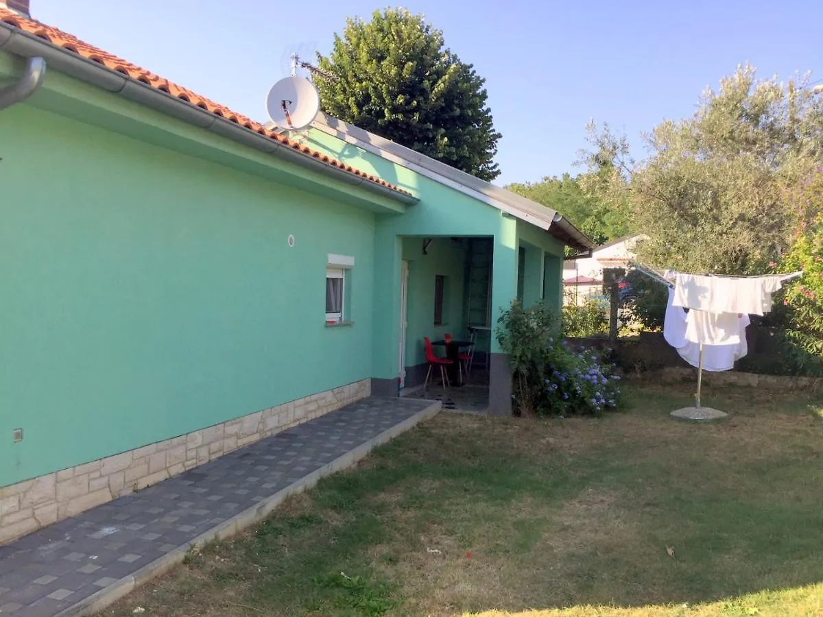 Double Room With Bathroom, Wifi, Airco, Parking, Washing Machine, Grill Medulin 0*,