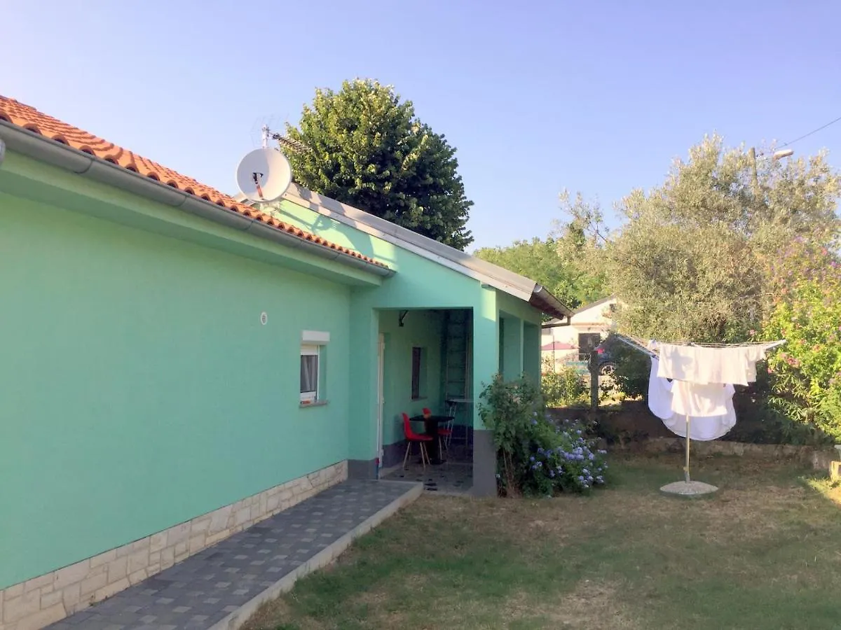 Double Room With Bathroom, Wifi, Airco, Parking, Washing Machine, Grill Medulin Homestay