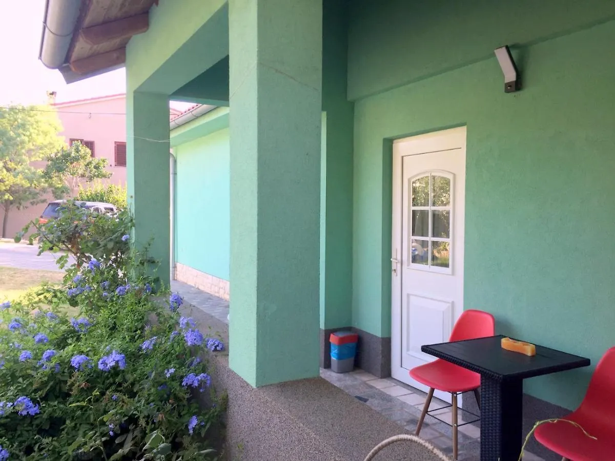 Homestay Double Room With Bathroom, Wifi, Airco, Parking, Washing Machine, Grill Medulin